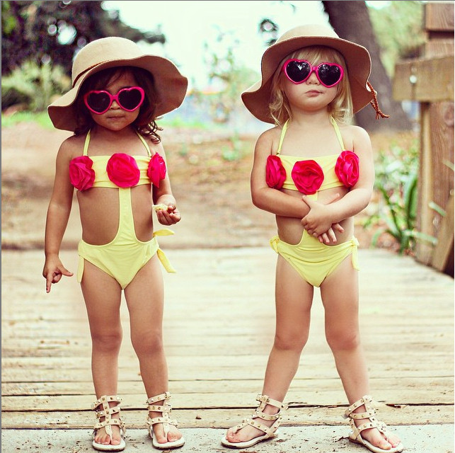 Девочка в красном платье. Красное платье для детей. Девочка в красном платье. Дети в свадебных нарядах. Подруга красных детских.