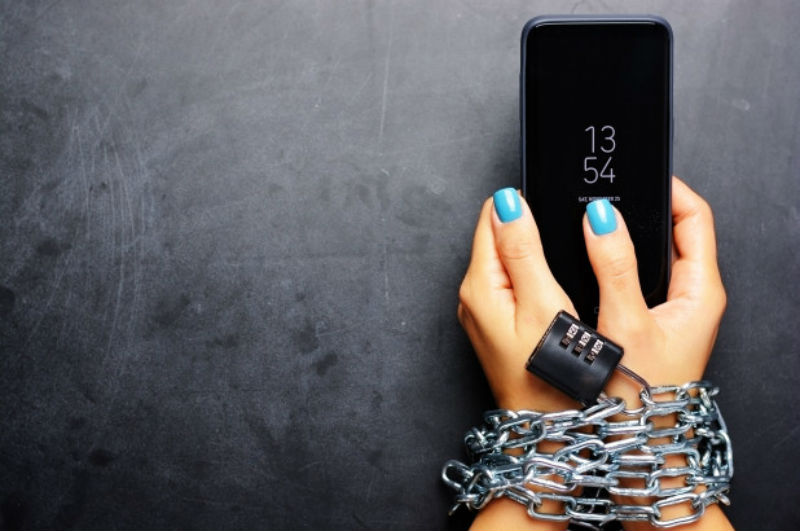 8 Signs You Are Addicted to Your Mobile Phone