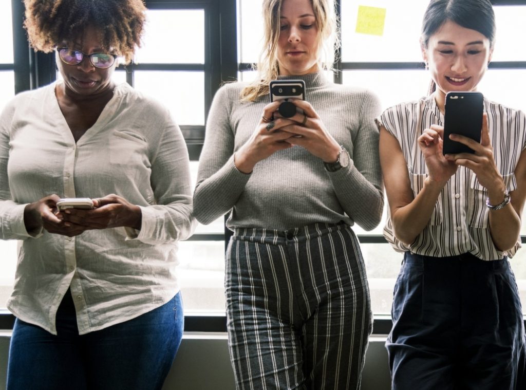 8 Signs You Are Addicted to Your Mobile Phone