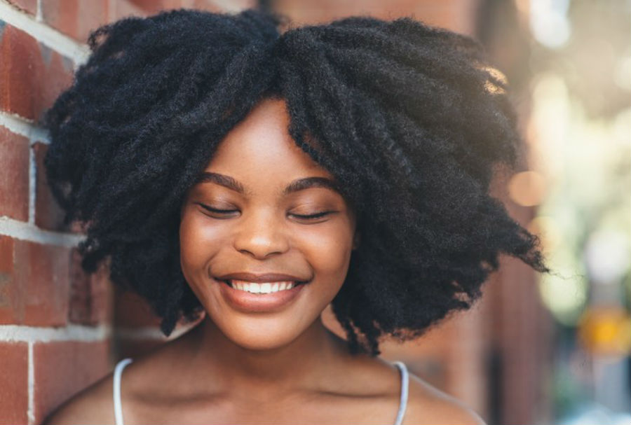 Disfruta de tus cejas pobladas | 9 Consejos De Maquillaje Y Belleza Para Mujeres Con Un Tono De Piel Oscuro | Her Beauty