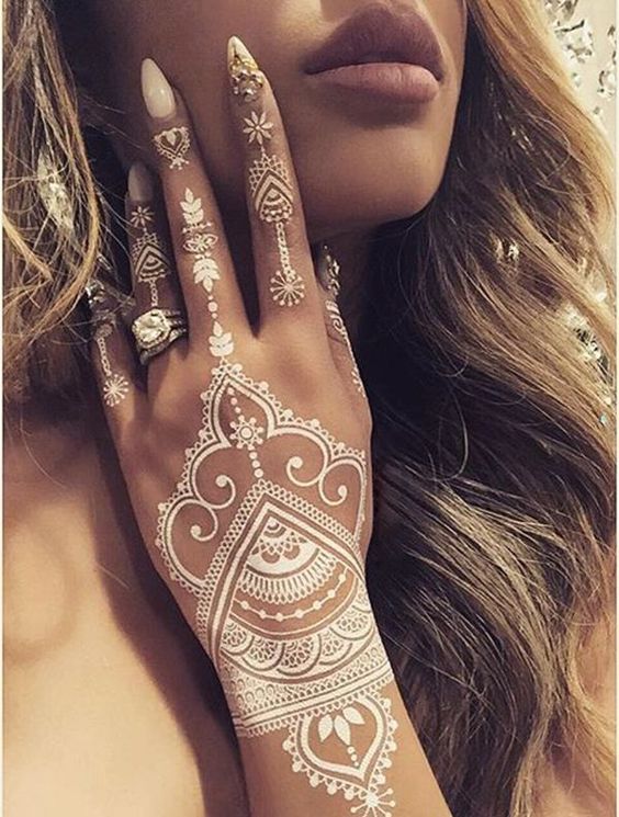 Hãy thử những thiết kế hình xăm #2 | 15 gợi ý phong cách thời trang của phụ nữ Á Đông | Her Beauty