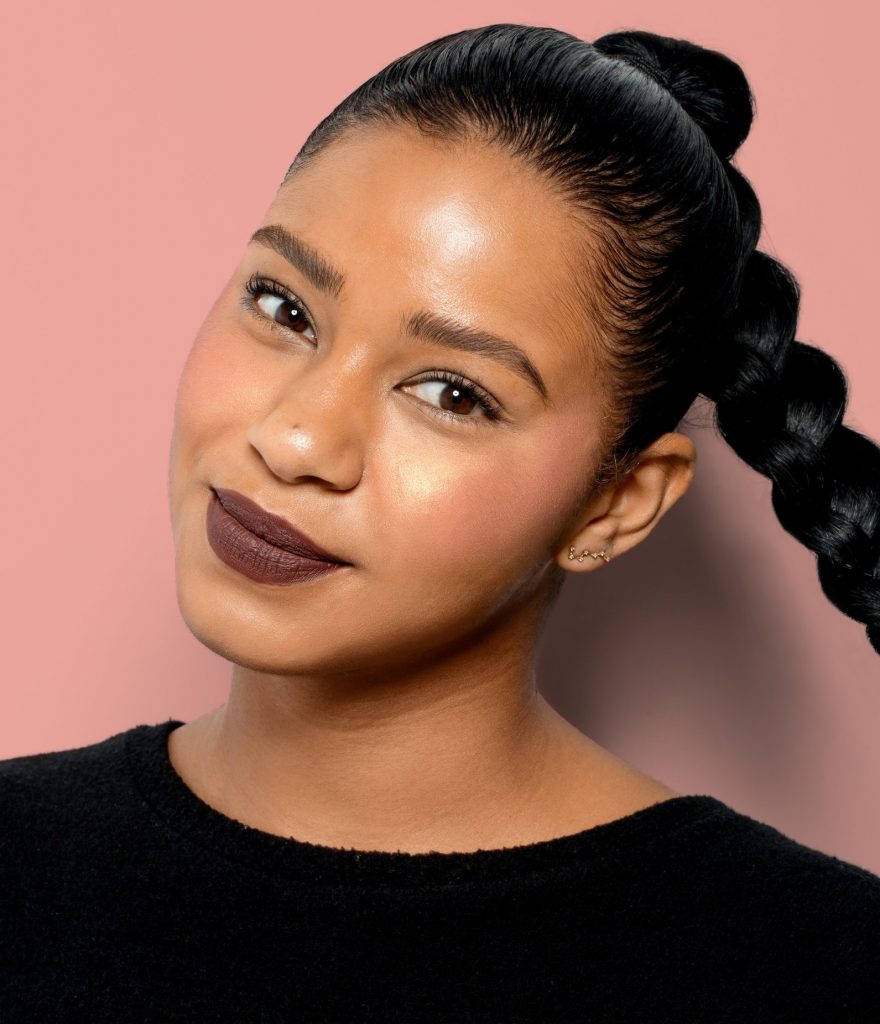 No olvides el rubor | 9 Consejos De Maquillaje Y Belleza Para Mujeres Con Un Tono De Piel Oscuro | Her Beauty