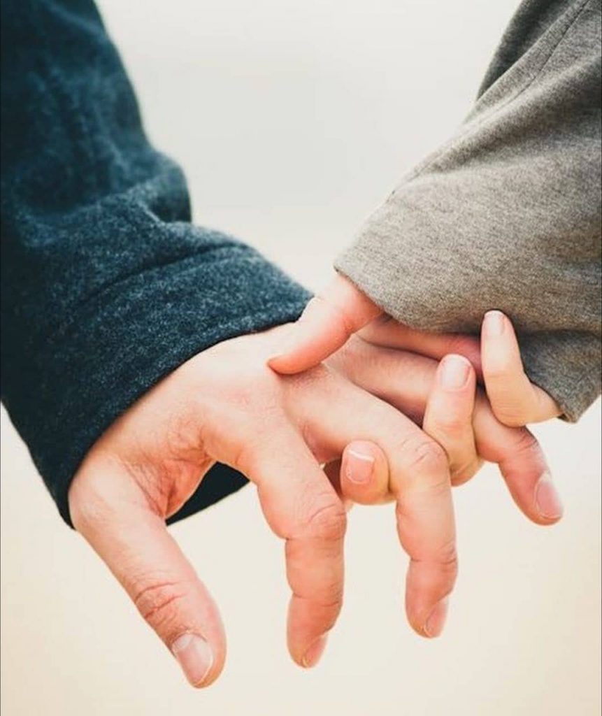 The Way You’re Holding Hands Reveals More About Your Relationship Than You Think 