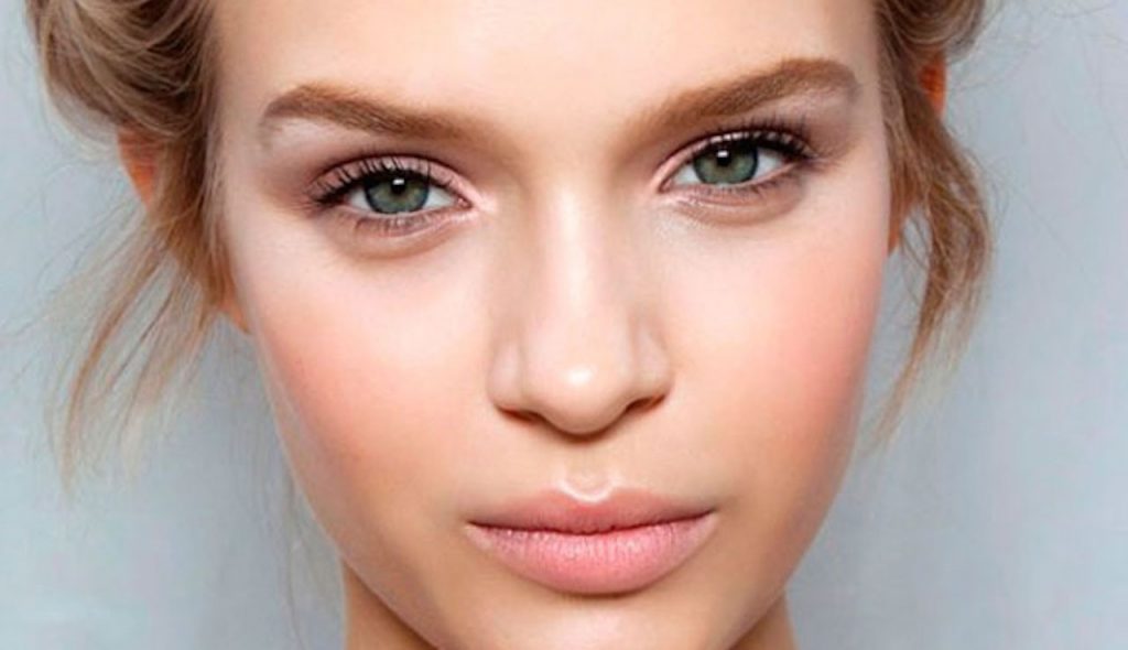 Меньше цвета | Макияж для нависшего века: 7 основных правил | Her Beauty