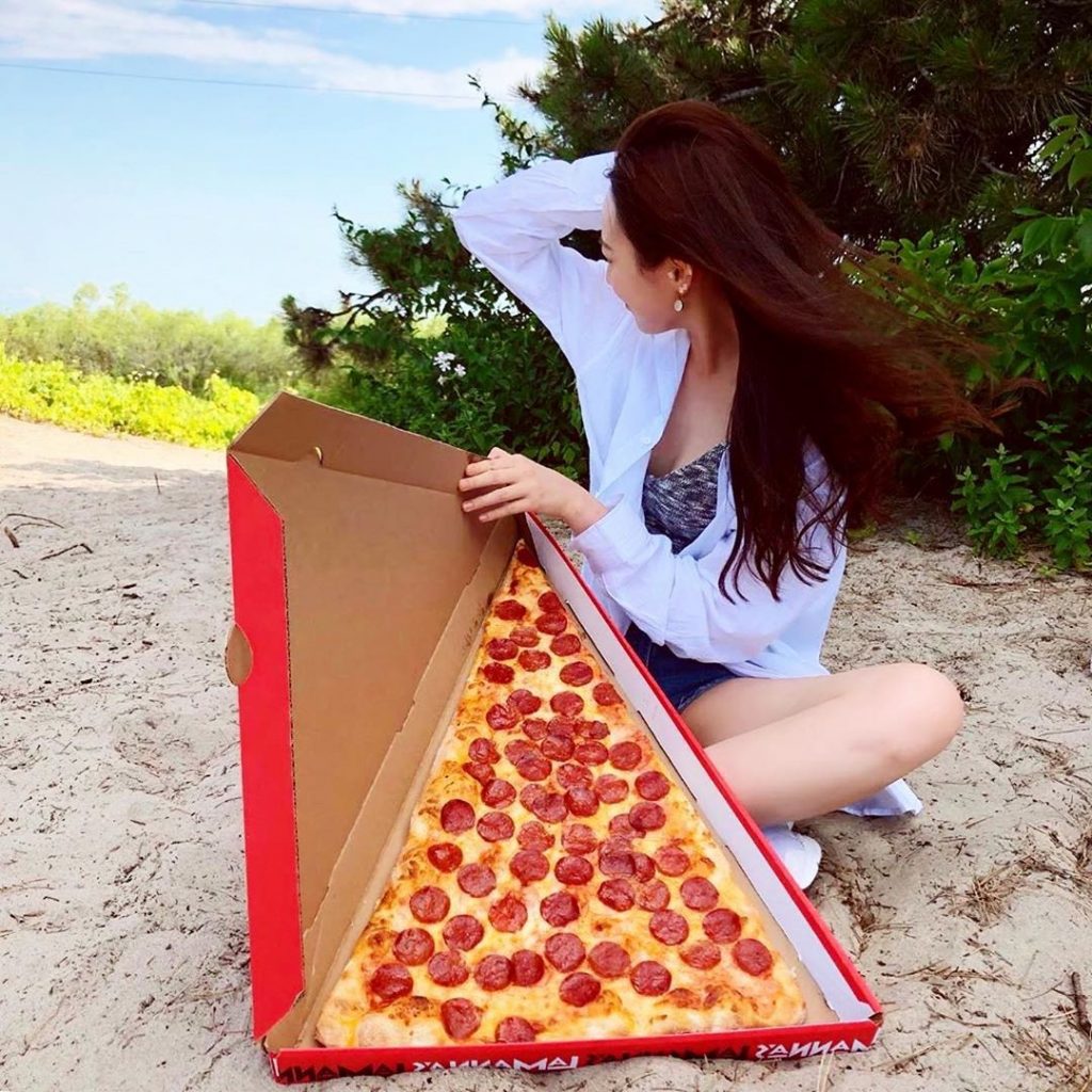 New Foodie Trend Is A Giant Pizza Slice – The Biggest You’ve Seen
