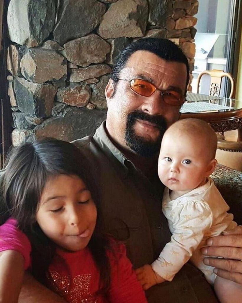 12 Celebrity Grandpas With Their Grandchildren Will Melt Your Heart