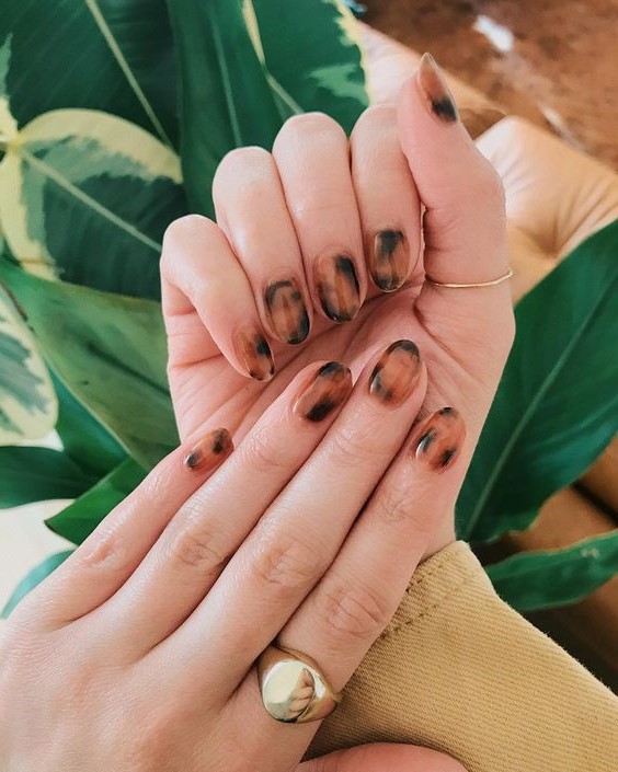 Tortoiseshell Nails are Autumn’s Coolest Manicure Trend