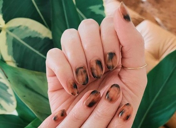 Tortoiseshell Nails are Autumn’s Coolest Manicure Trend