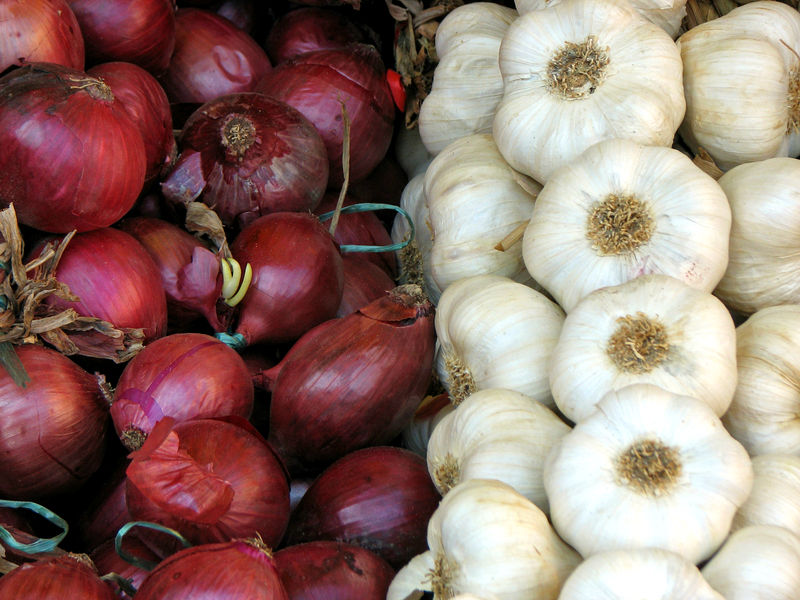 Onions and garlics | 12 Foods You’re Storing Incorrectly | Her Beauty