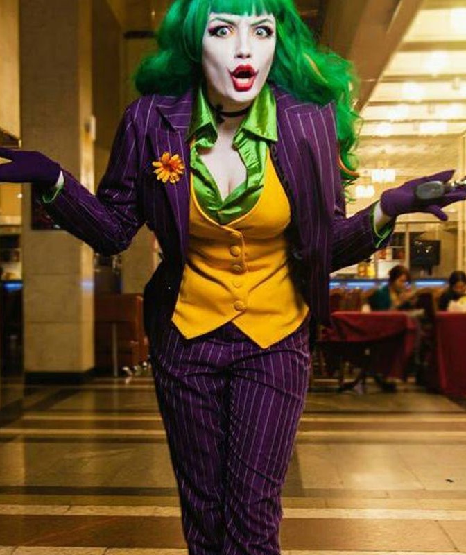 11 Creepy and Cool Halloween Makeup Ideas to Try This Year
