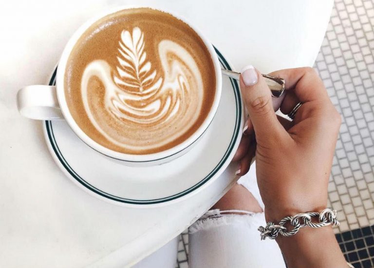Essere popolare sui social media | 7 cose che le ragazze credono efficaci per far colpo sui ragazzi ma che in realtà non funzionano | Her Beauty