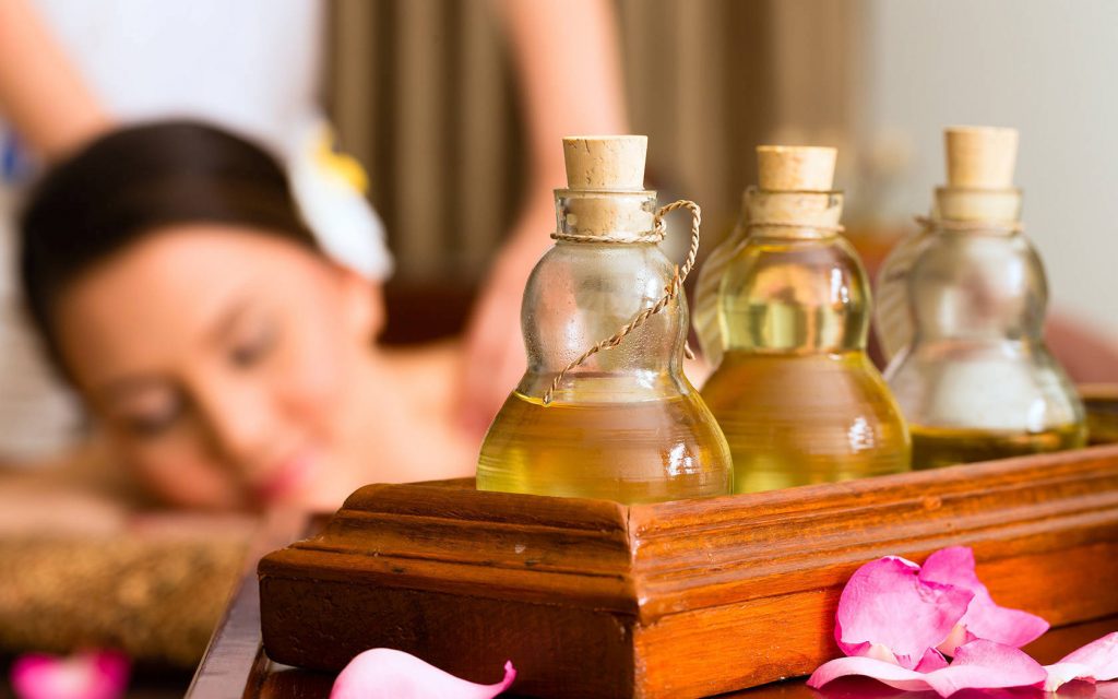 Liệu pháp mùi hương | 10 kỹ thuật mát-xa thay thế mà bạn cần trải nghiệm | Her Beauty
