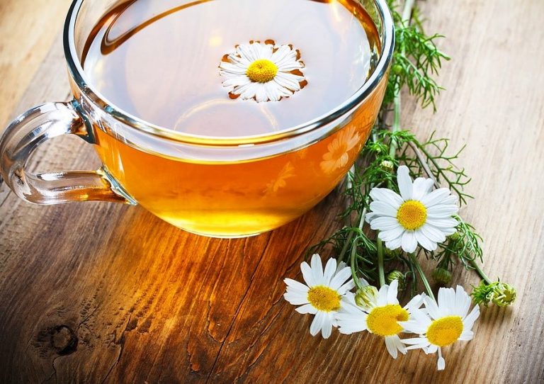 ≡ 8 Benefits of Chamomile Tea 》 Her Beauty