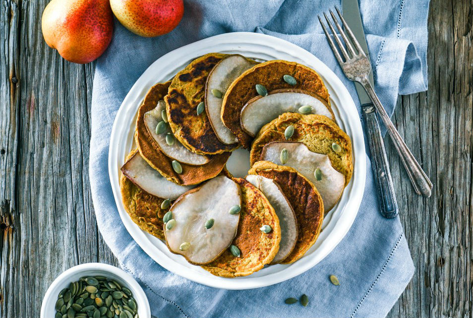 Тыквенные оладьи с овсяной и миндальной мукой, куркумой и грушей | Оладушки и панкейки: 10 вкусных идей для осеннего завтрака | Her Beauty