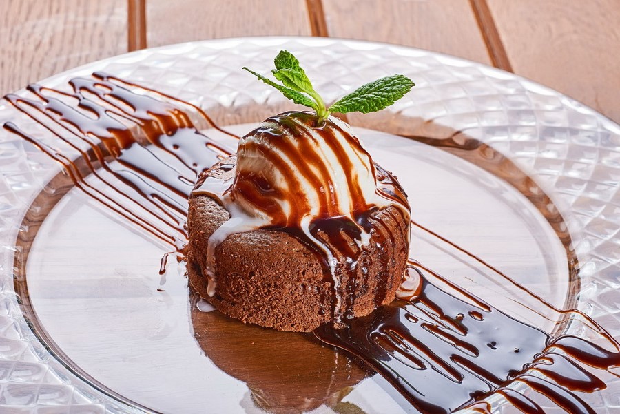 Шоколадный фондан | 10 самых вкусных десертов со всего мира | Her Beauty
