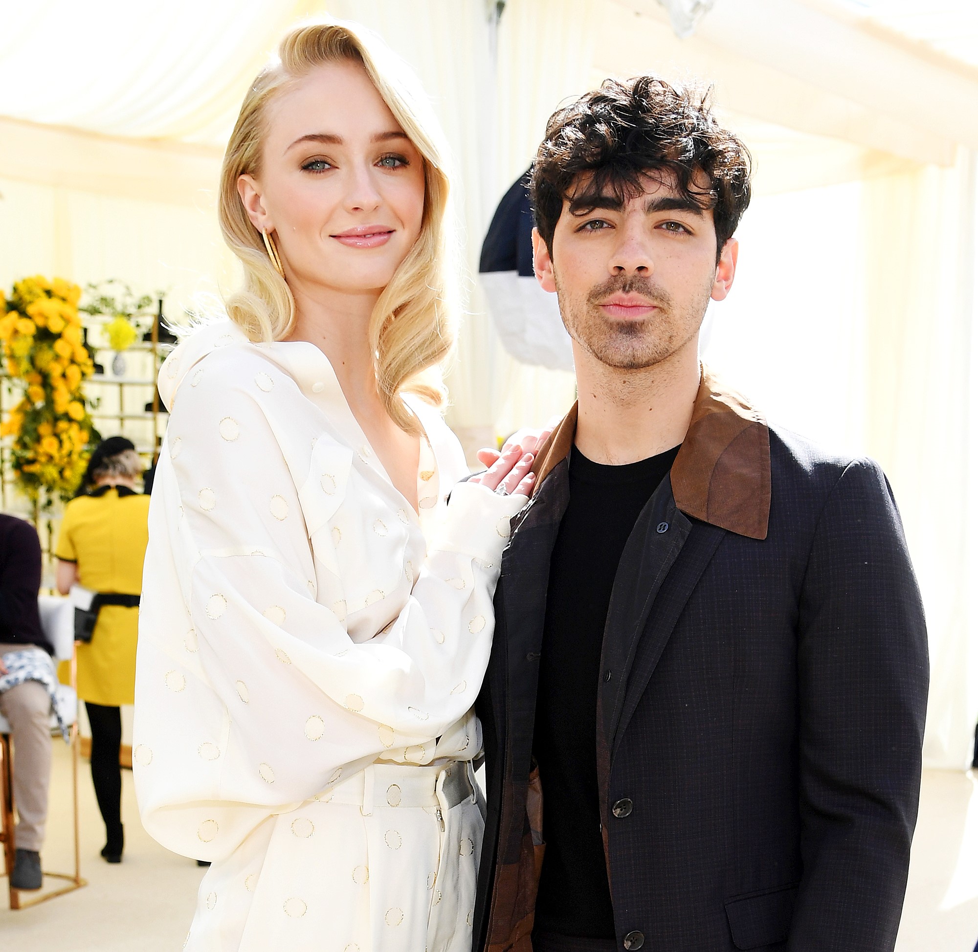 ≡ They’re expecting: Sophie and Joe Relationship Timeline 》 Her Beauty