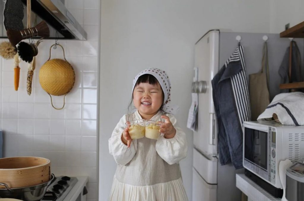La tenera bimba aiuto chef della mamma in cucina