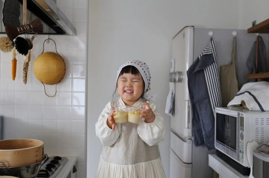 Gadis Kecil Ini Sous Chef Mama Yang Mengagumkan Di Dapur