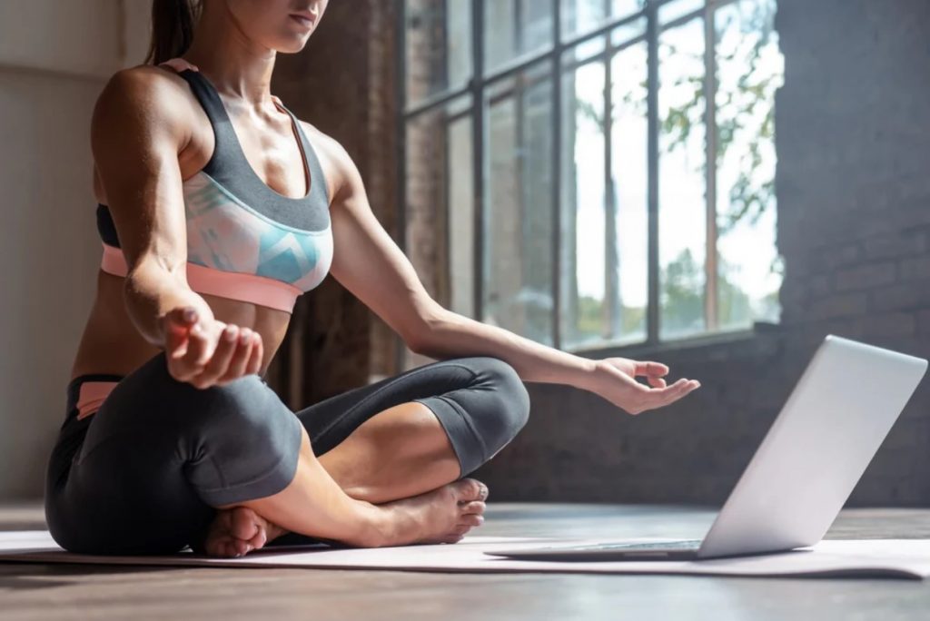 8 positions de yoga qui vont stimuler votre immunité, flexibilité et humeur