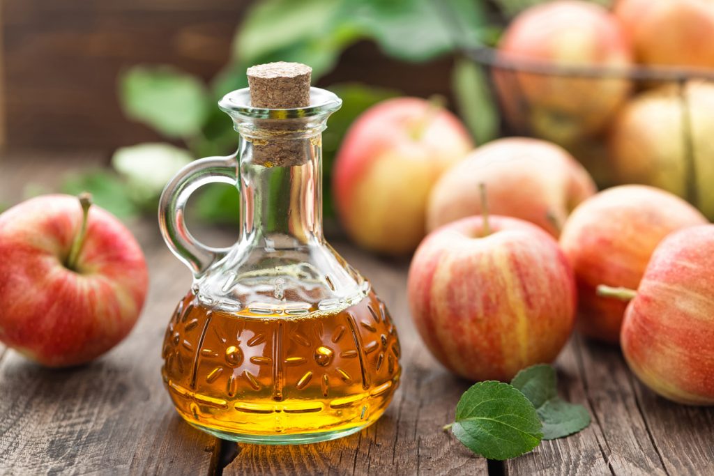 7 طرق توضح تعزيز خل التفاح للصحة والجمال