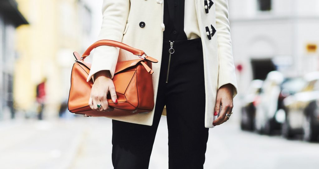 14 Formas Elegantes De Llevar Una Bolsa De Color