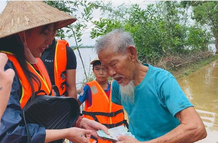 Những nghệ sĩ tích cực tham gia quyên góp, ủng hộ đồng bào miền Trung trong trận lũ lụt lịch sử