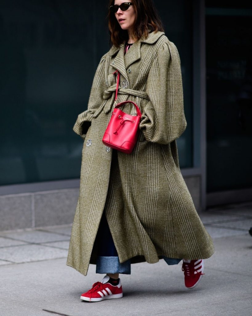 14 modi chic per sfoggiare una borsa colorata
