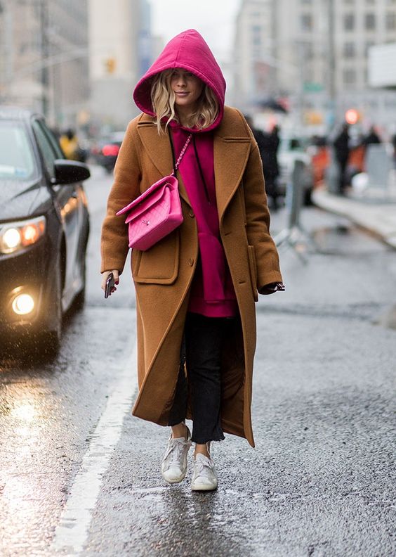 14 modi chic per sfoggiare una borsa colorata