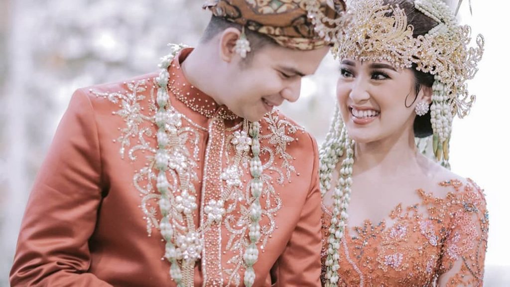 6 Momen Bahagia Pernikahan Handika Pratama dan Rosiana Dewi