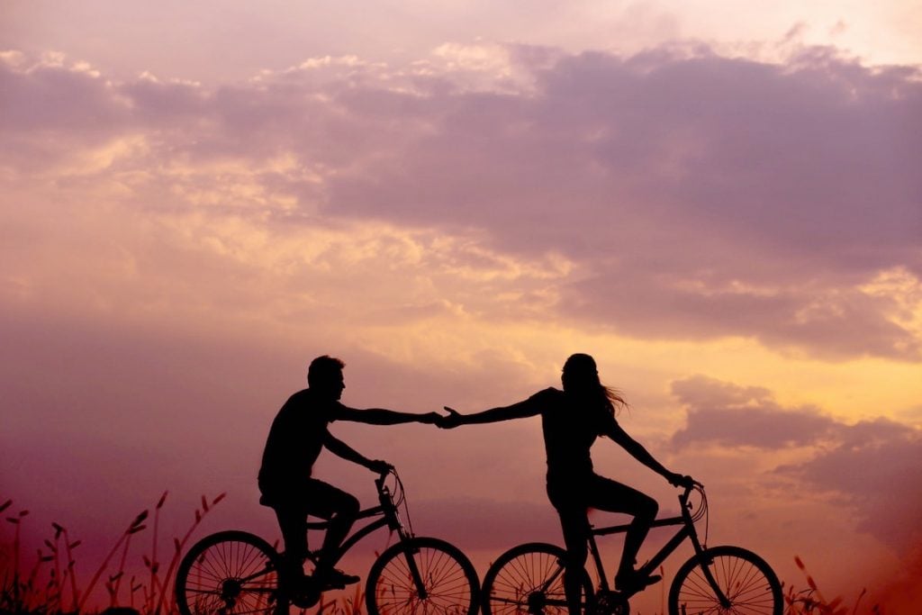 10 Signs He’s Not Over His Ex