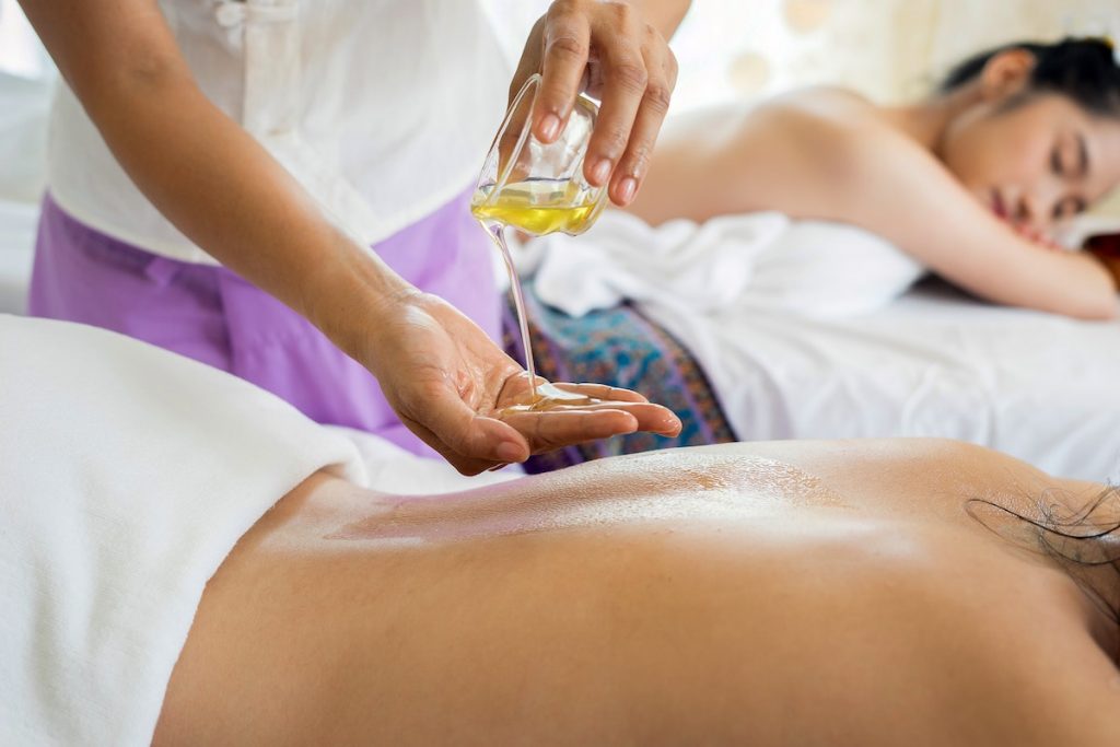 8 cách để giảm đau vai gáy hiệu quả tại nhà!
