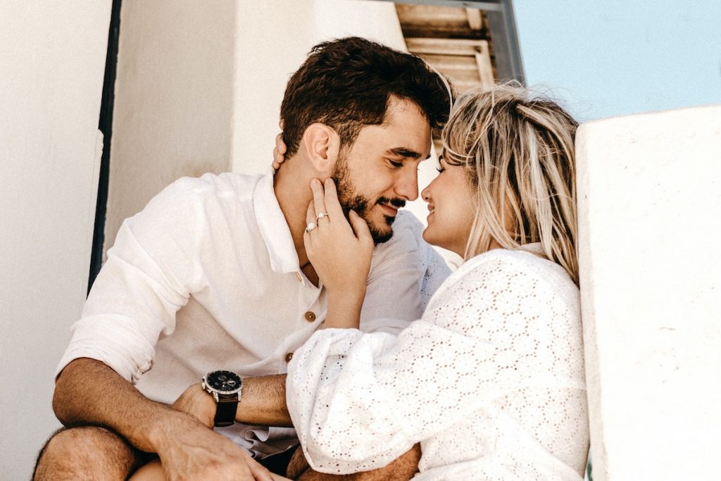 8 sinais de que você é o tipo de mulher pela qual os homens se atraem