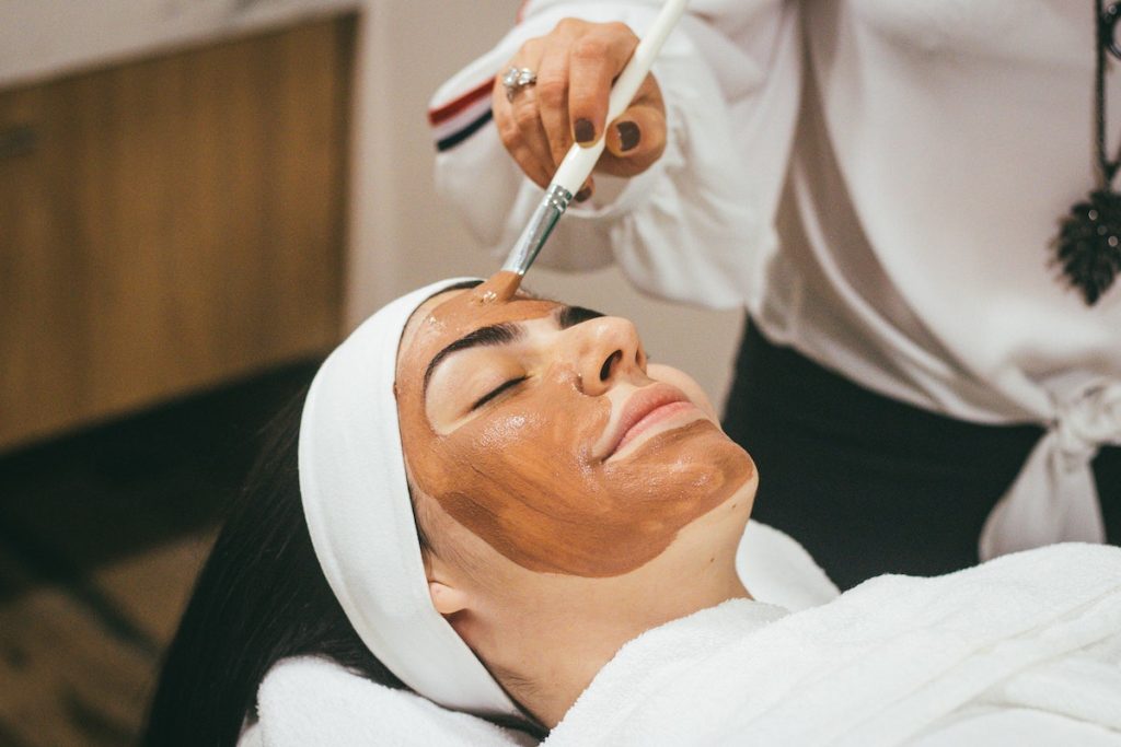 6 pasos de rutina facial con productos imprescindibles para lucir una piel luminosa esta primavera