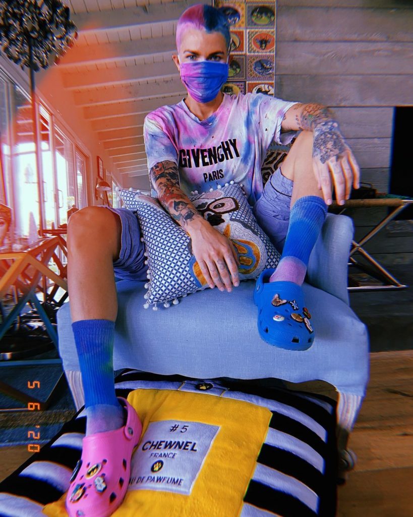 11 Celebs That Make Crocs Look Good