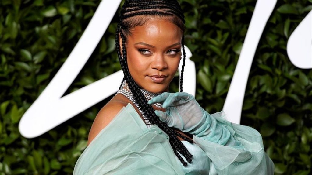 Rihanna is Officially a Billionaire at 33 Years Old