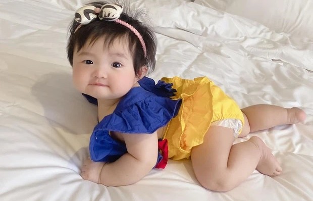 Con gái Đông Nhi và Han Sara “đọ sắc” khi hóa trang thành Bạch Tuyết
