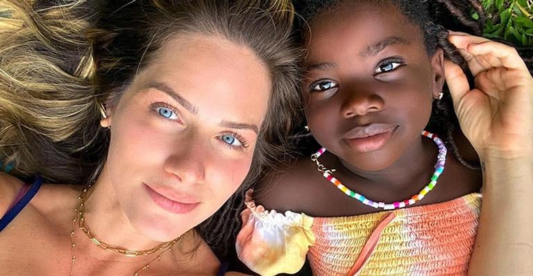 Títi, filha de Giovanna Ewbank e Bruno Gagliasso, encanta a todos com sua beleza, estilo e carisma