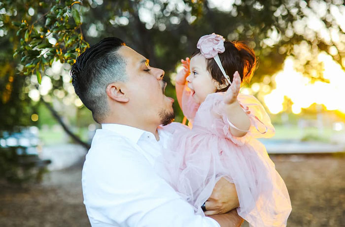 Husband Recreates Late Wife’s Maternity Shoot with Their Baby Daughter