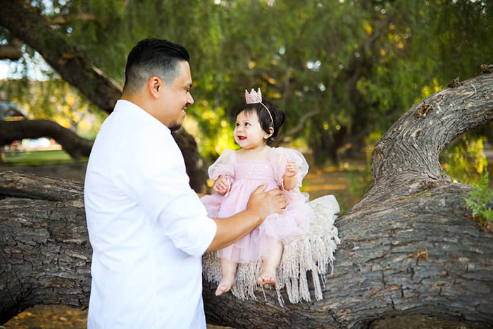 Husband Recreates Late Wife’s Maternity Shoot with Their Baby Daughter