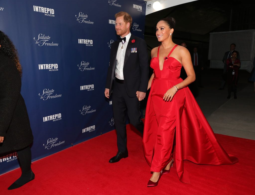 Meghan Markle in abito rosso al gala della Grande Mela