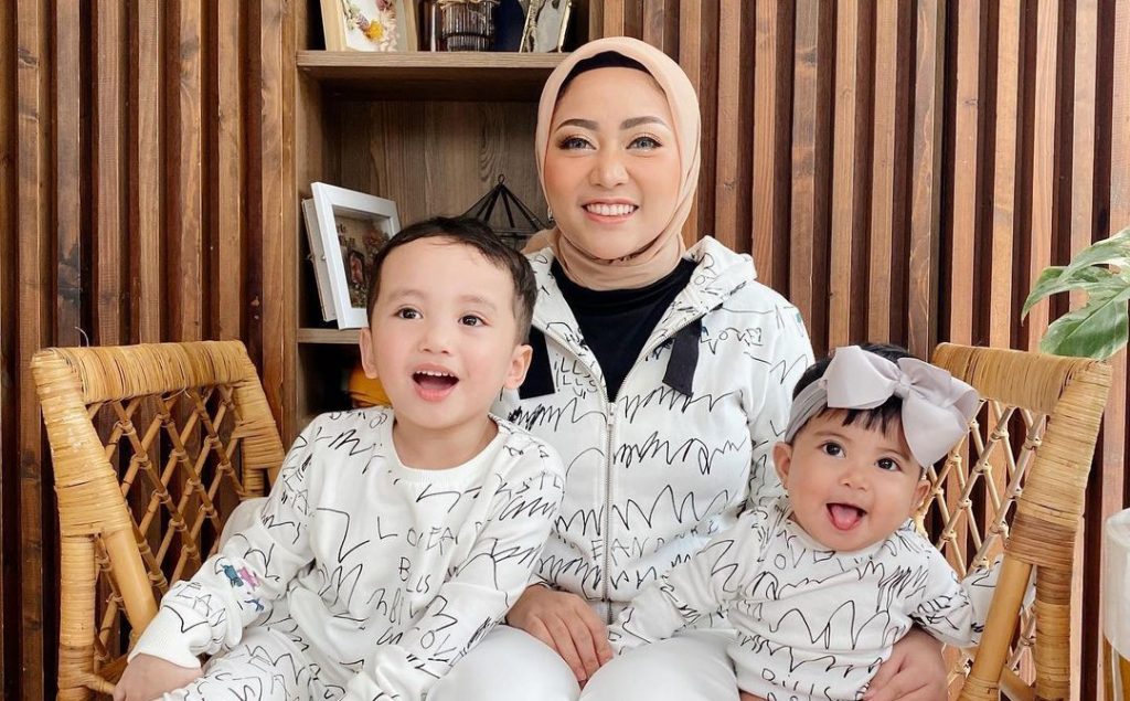 8 Artis Indonesia Tangguh yang Jadi Single Mother