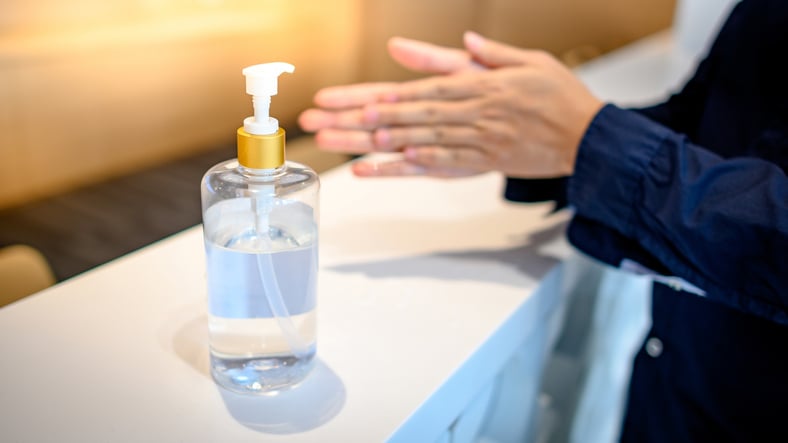 هل لمعقم اليدين آثار جانبية؟ دعونا نتعرف على ذلك معًا