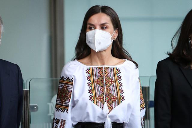 La Reina Letizia luce una blusa típica de Ucrania en apoyo al país
