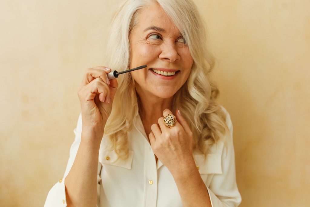 Dicas de maquiagem para mulheres com mais de 50 anos