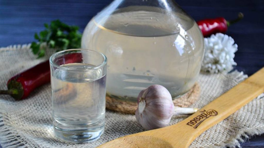 Spicchi d’aglio nel water: un trucco che vi sorprenderà