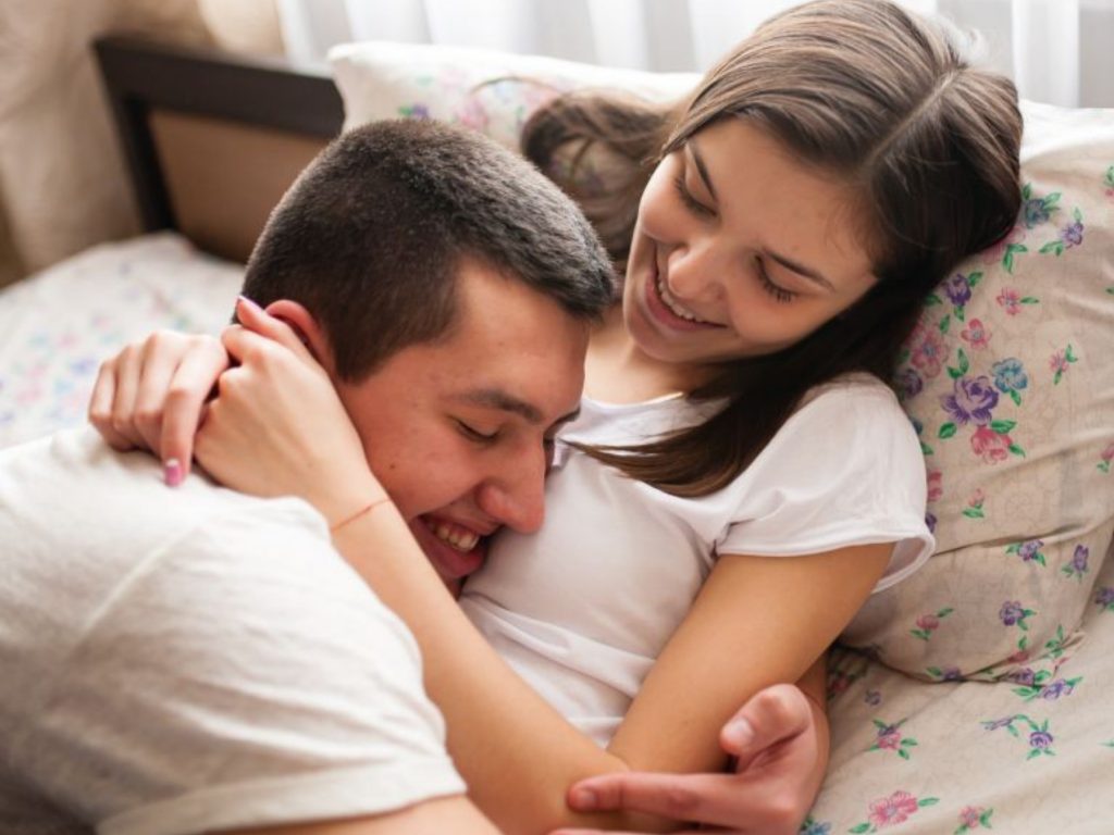8 Cuddling Ini Bisa Meningkatkan Hubungan Asmara Anda! 