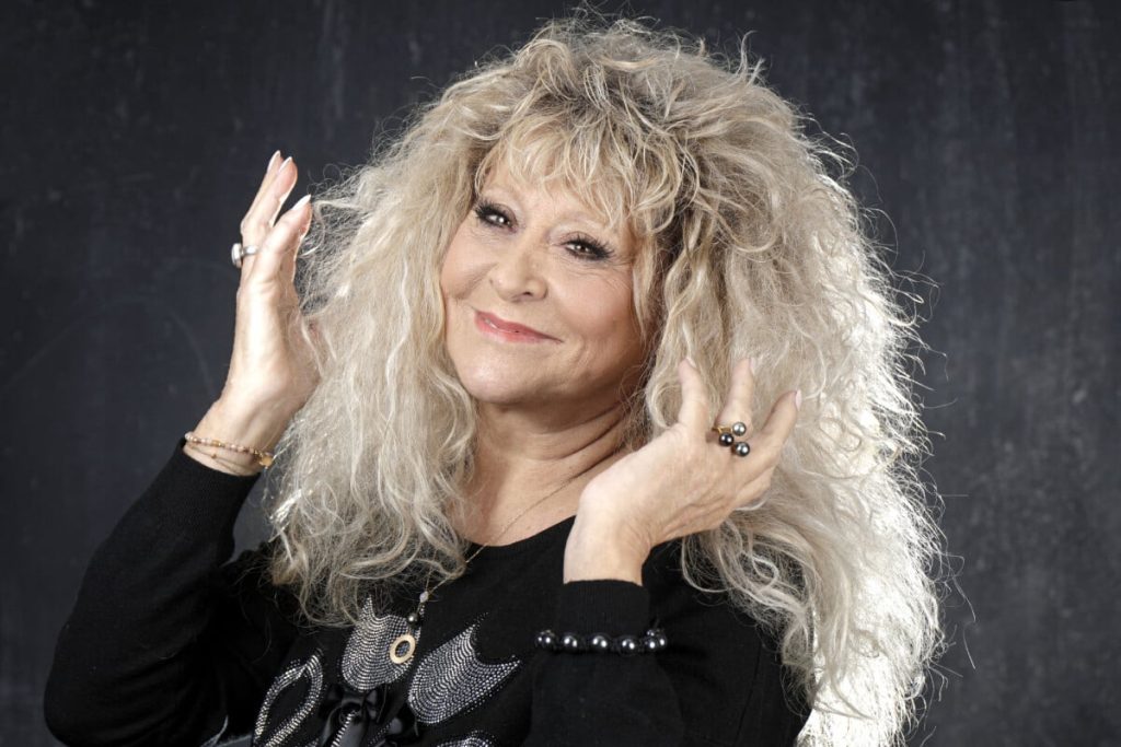 Traumatisée, Sloane tourne la page : à 66 ans, la chanteuse a retrouvé l’amour avec un homme plus jeune