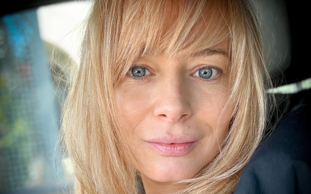 Laura Cosoi își surprinde fanii cu un nou stil inovator înaintea nașterii celui de-al patrulea copil. Descoperă cum arată actrița acum