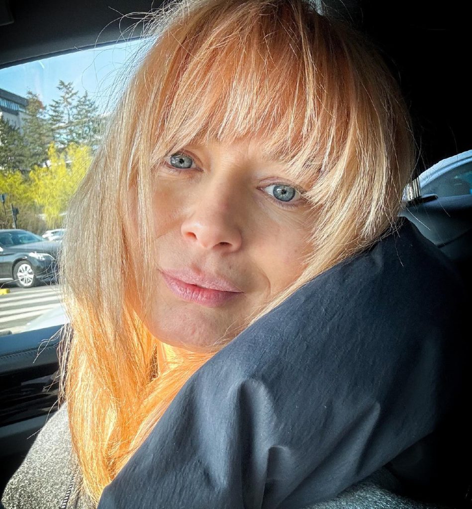 Laura Cosoi își surprinde fanii cu un nou stil inovator înaintea nașterii celui de-al patrulea copil. Descoperă cum arată actrița acum