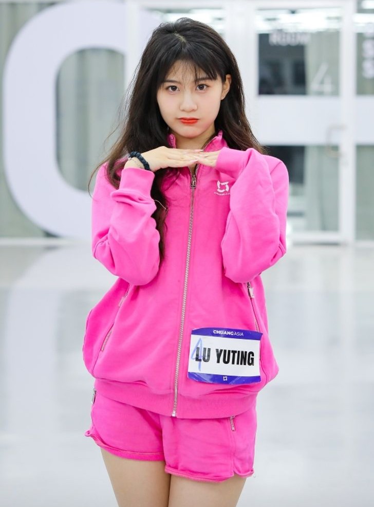 “LU YUTING” ศิลปินฝึกหัดประทับใจโรงเรียนไทยและชุดนักเรียน